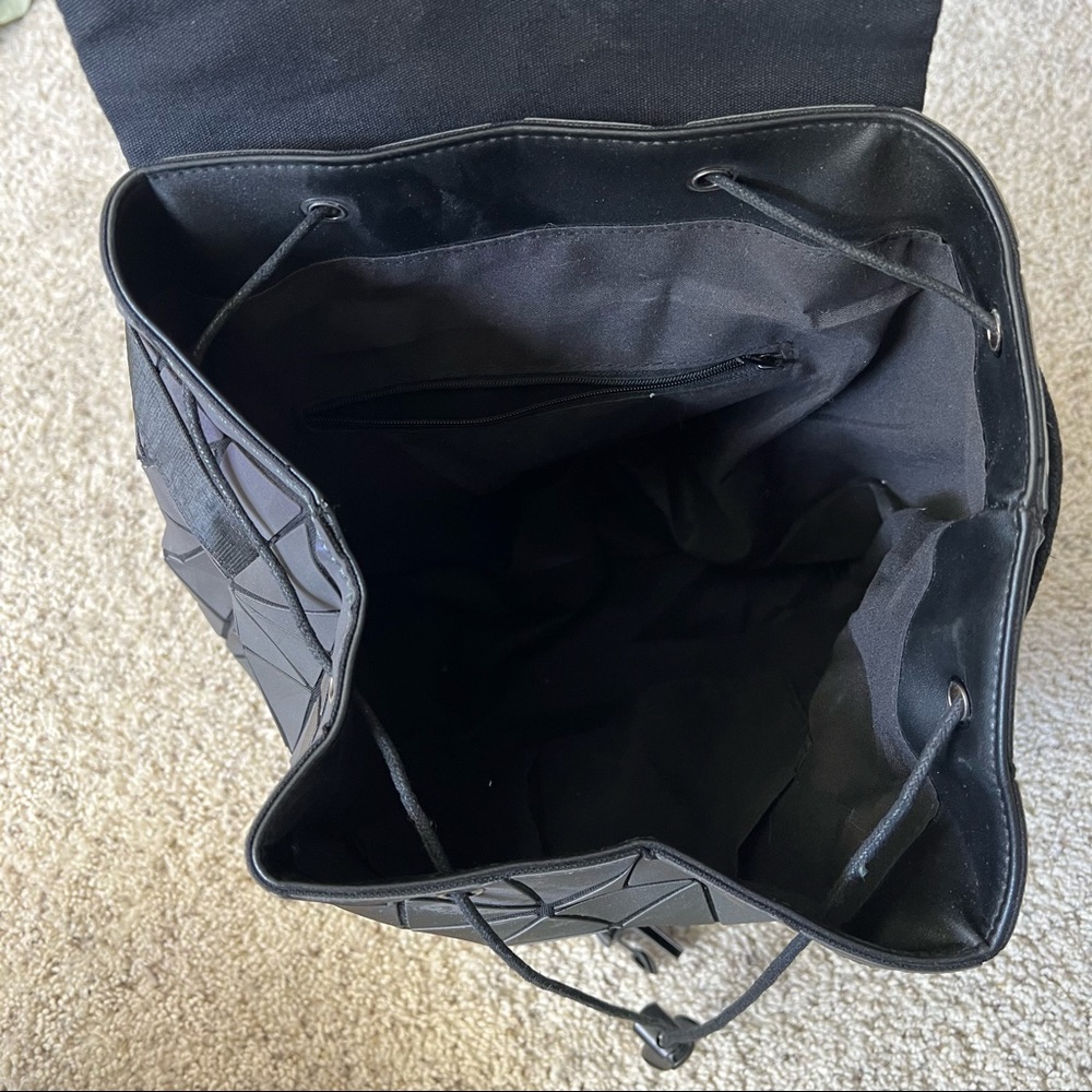 BESUURAN Geometric Luminous Holographic Reflective Backpack - Picture 12 of 13